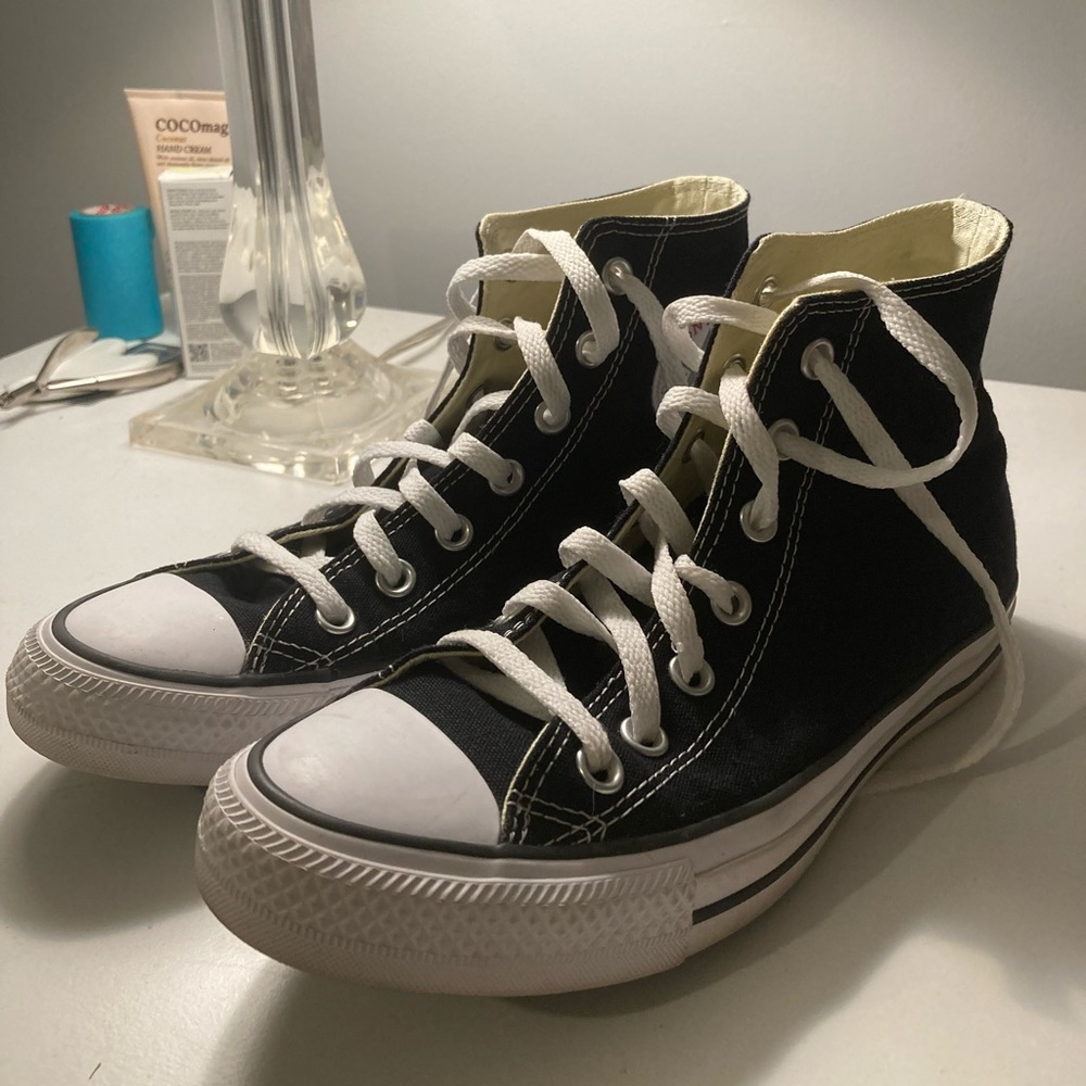 BRAND NEW BLACK CONVERSE!